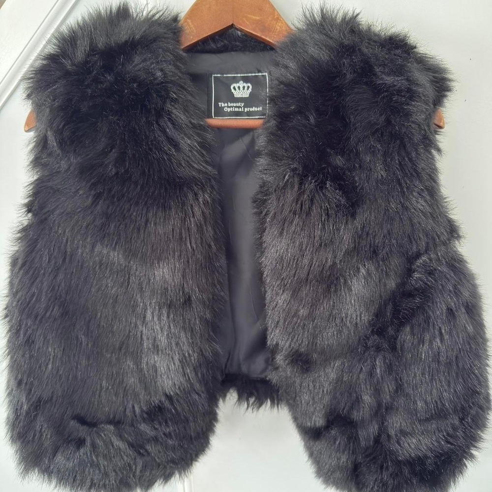 NWOT. Black faux fur gilet